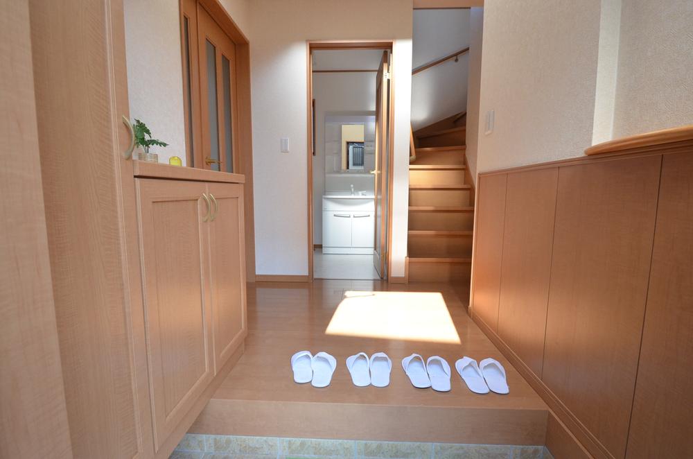 Entrance. Upon entering the front door, There is a feeling of opening in the stairwell and hallway ☆