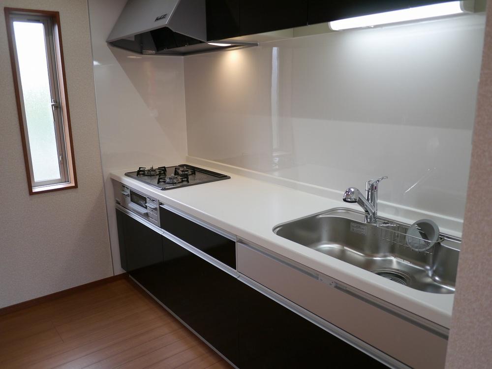 Kitchen. Stainless steel worktop ・ Glass top stove system Kitchen
