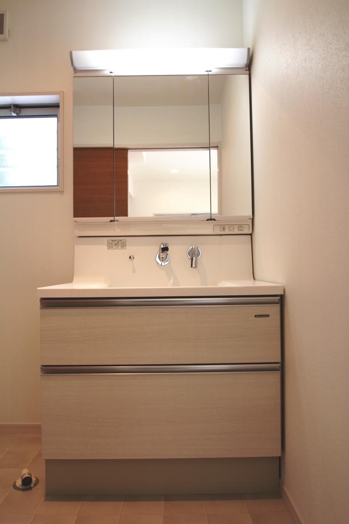 Wash basin, toilet. Indoor (12 May 2013) Shooting