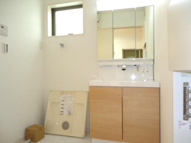 Wash basin, toilet. Wash room which arranged the three-sided mirror