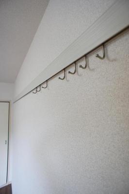 Other Equipment. In picture rails, Accents decorate the picture on the wall of the room ・ ・ ・