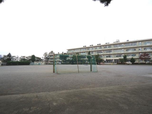 Primary school. 300m up to municipal Machida fourth elementary school