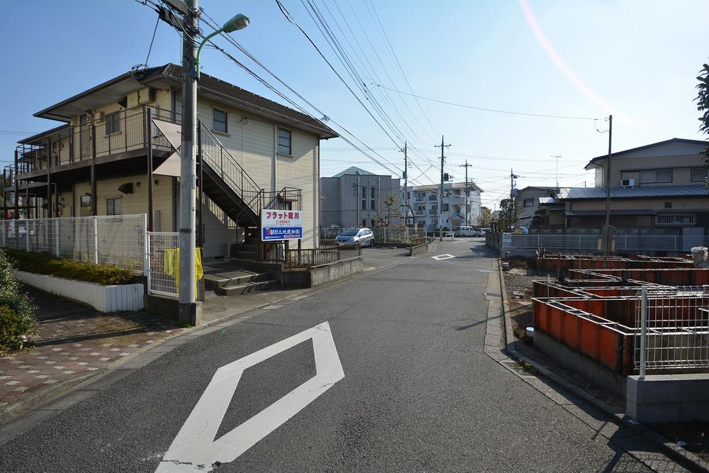 Local photos, including front road. Local (12 May 2013) shooting front road is spacious 5M public road ☆ 