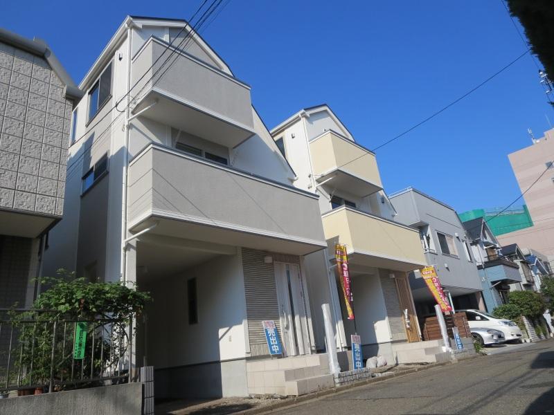 Local photos, including front road. It is less a quiet residential area of the car street.