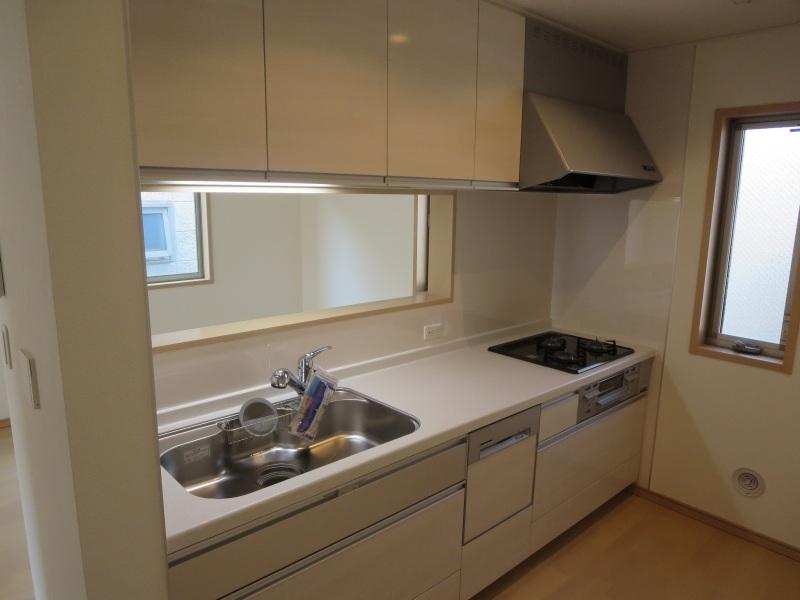 Kitchen. Face-to-face kitchen conversation can enjoy with their families, even while cooking.