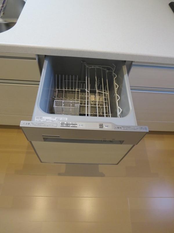 Kitchen. Convenient dishwasher comes with.