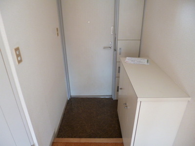 Entrance. ☆ It comes with a shoe box ☆