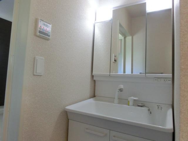 Wash basin, toilet. 1 Building