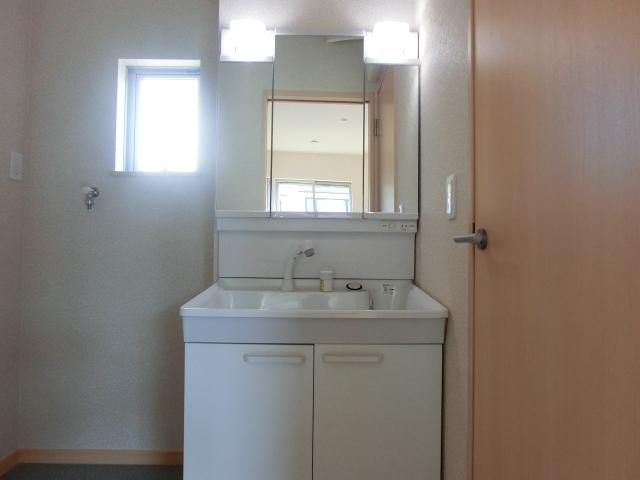 Wash basin, toilet. Building 2