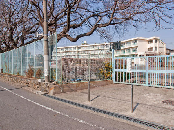 Junior high school. 784m until Machida Municipal Machida third junior high school