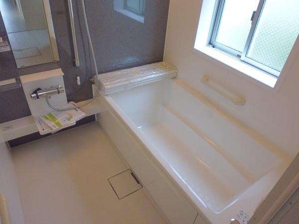 Same specifications photo (bathroom). Same specification is a bathroom of the building. 