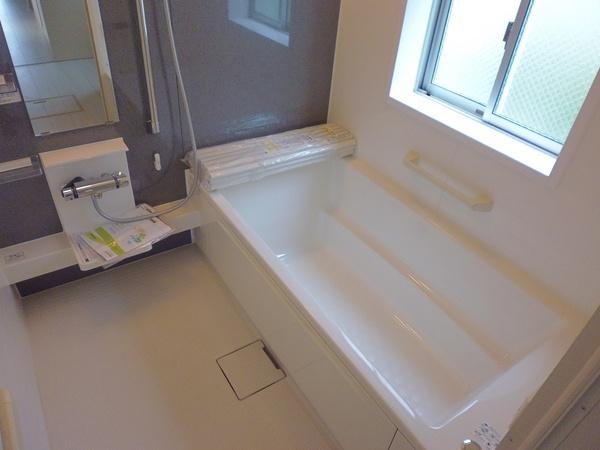 Same specifications photo (bathroom). Same specification is a bathroom of the building.