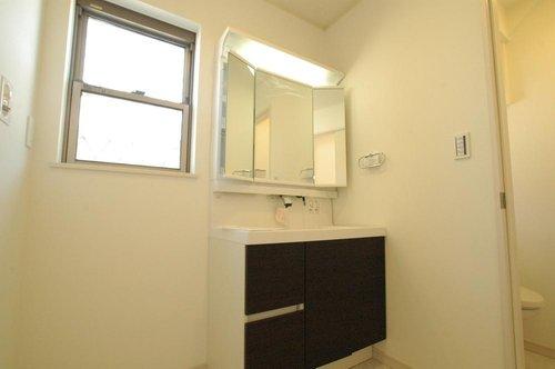 Wash basin, toilet. Indoor (12 May 2013) Shooting