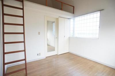Living and room. Closet + Spacious take advantage enjoy the features of the room in loft! 