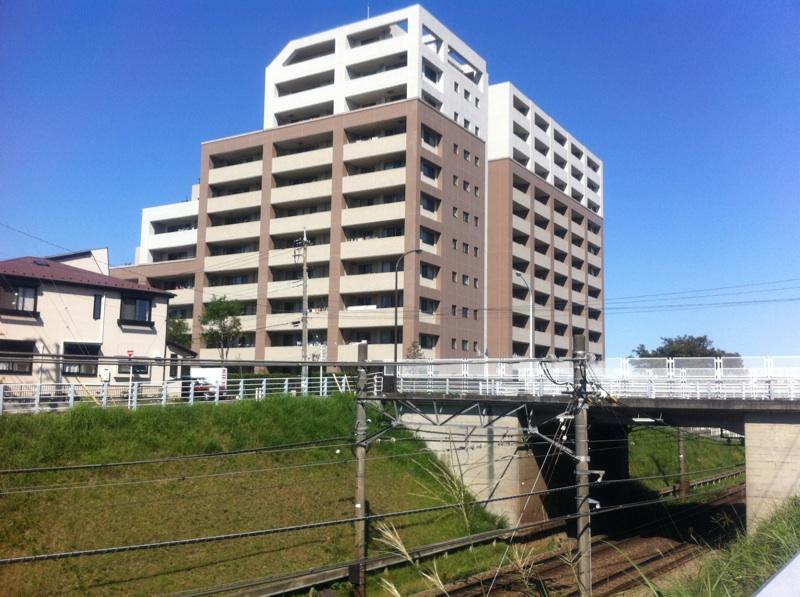 Hill photo. For line of Denentoshi Tokyu is at the bottom of the slope, Quiet living environment while near station