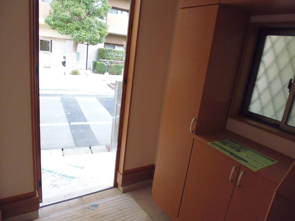 Entrance. 1 Building