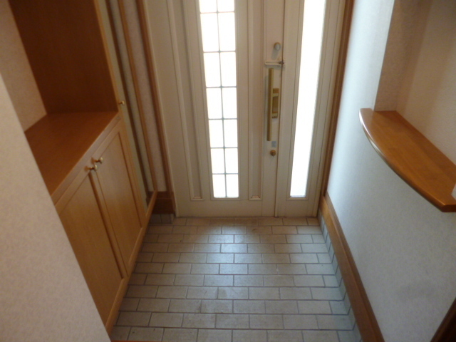 Entrance. ☆ Storage capacity of the spacious entrance hall and a shoe box ○ ☆