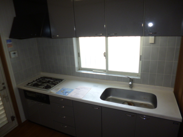 Kitchen. ☆ Kitchen with cooking space and storage has been enhanced ☆