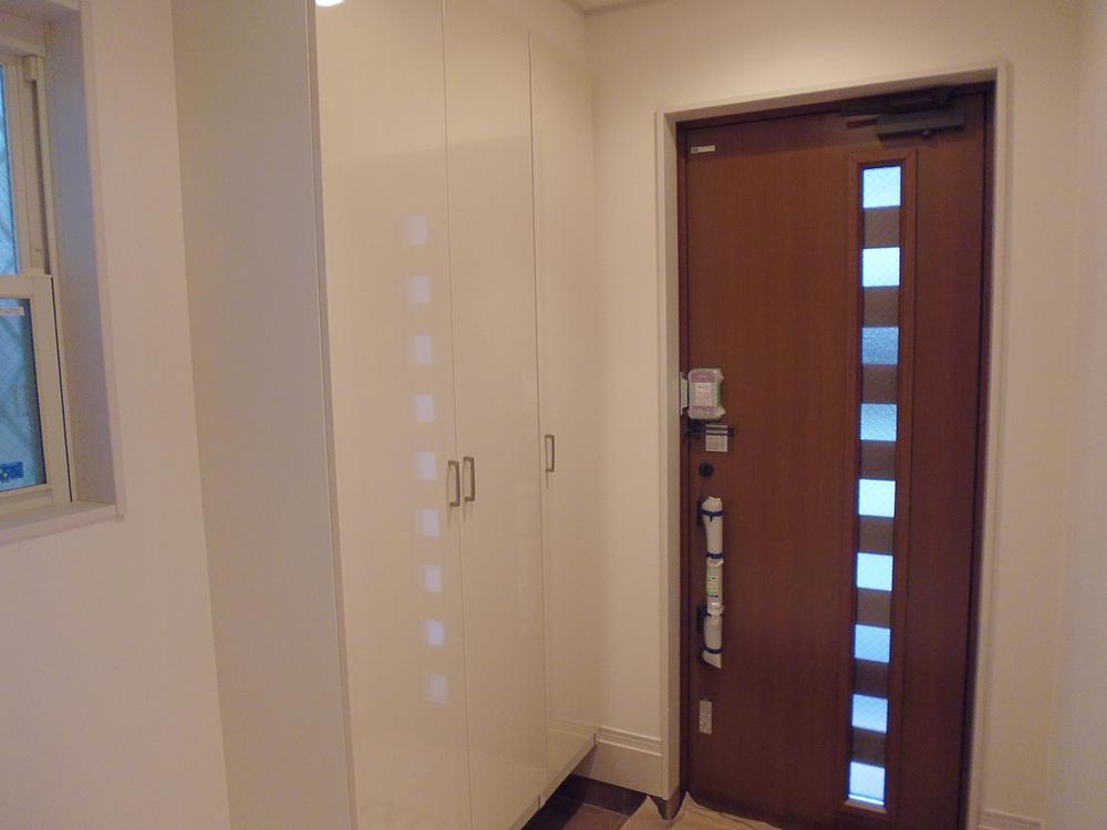 Entrance. 1 Building