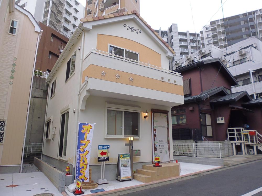 Local appearance photo. Building 3