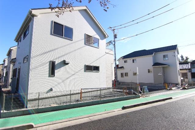 Local photos, including front road. So we have the sidewalk is the maintenance on the front road, It is also safe, such as a walk in the stroller.