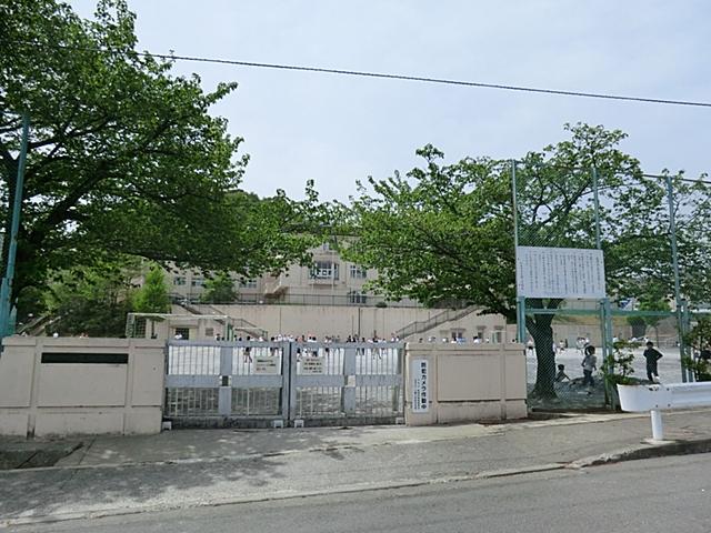 Primary school. 931m until Machida City Miwa Elementary School
