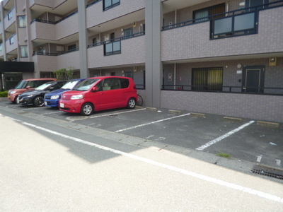 Parking lot. ☆ On-site parking ☆