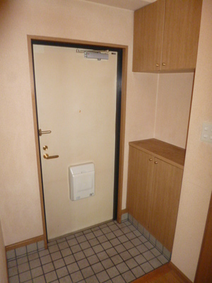 Entrance. ☆ There cupboard ☆