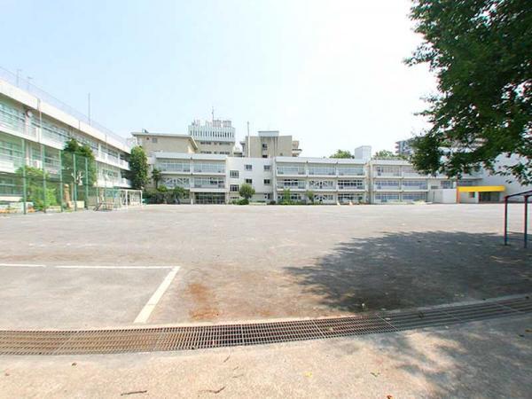 Primary school. 420m until Machida first elementary school