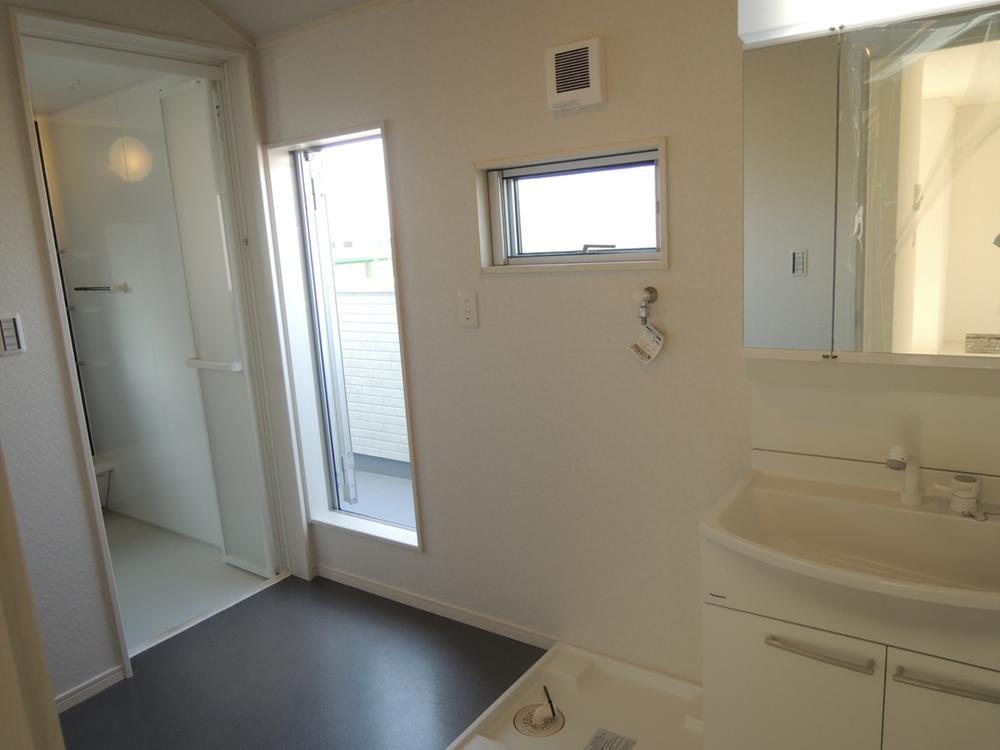 Wash basin, toilet. Indoor (11 May 2013) Shooting About 5 Pledge of toilet + bathroom with a room, You can come out directly on the balcony in the bath up have also attached back door.