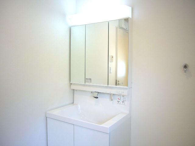 Wash basin, toilet. 10 Building bathroom
