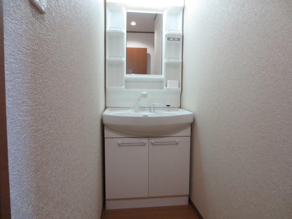 Wash basin, toilet. Washroom