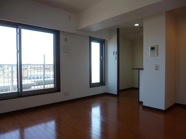 Living. Living-dining kitchen about 11.0 Pledge. The window is large, bright room.