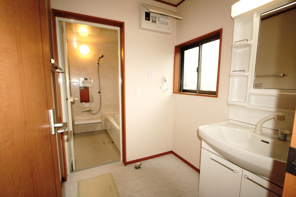 Wash basin, toilet. Local (11 May 2013) Shooting