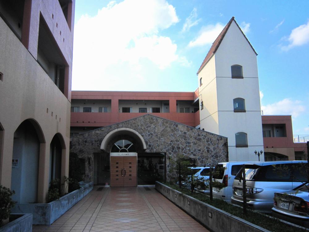 Local appearance photo. Beautiful appearance and the main entrance of the Southern European-style form. It is also a smooth flow line from the parking lot.