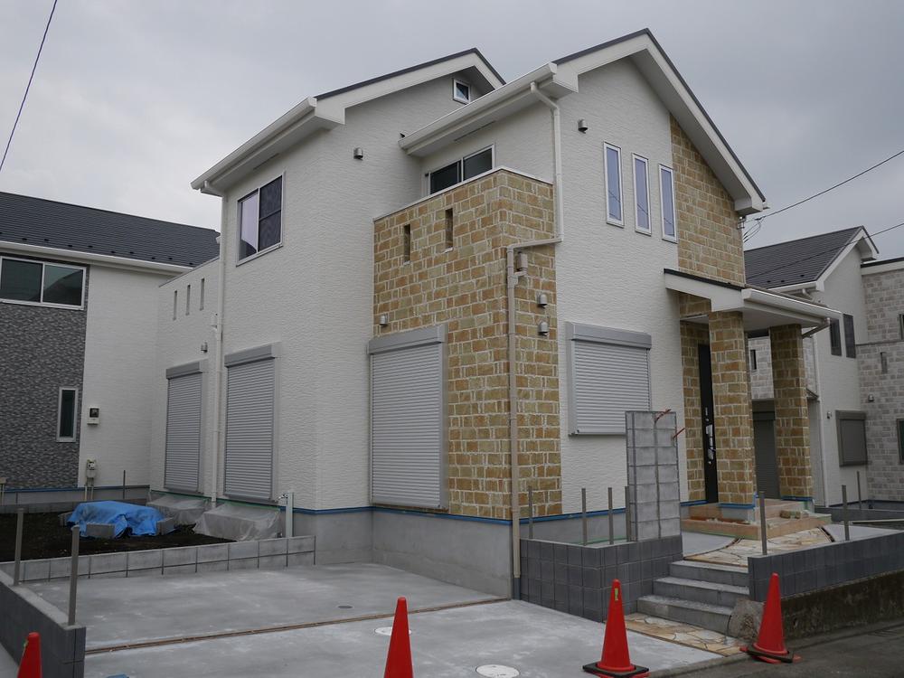 Local appearance photo. Super within a 5-minute walk in the development subdivision of all 6 compartment ・ There are a number of commercial facilities, such as home improvement. There are two even car space facilities to enrich.