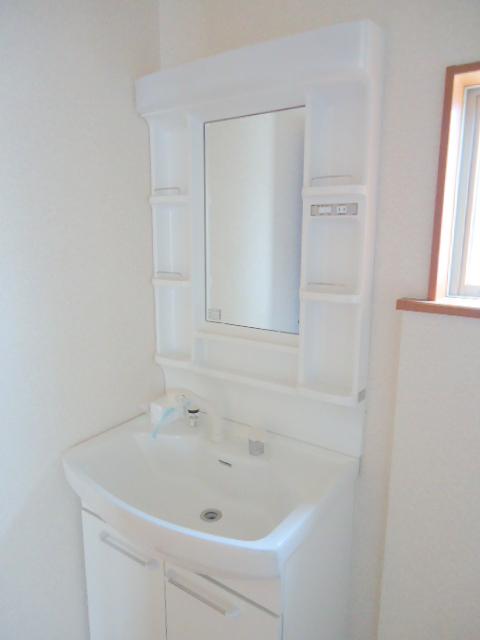Wash basin, toilet. Wash with a clean sense of the white tones.