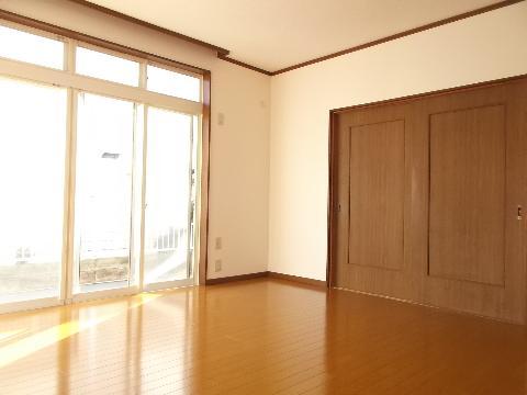 Living. Bright living room with large windows. Floor flooring Uwabari, Already in place Paste Cross.