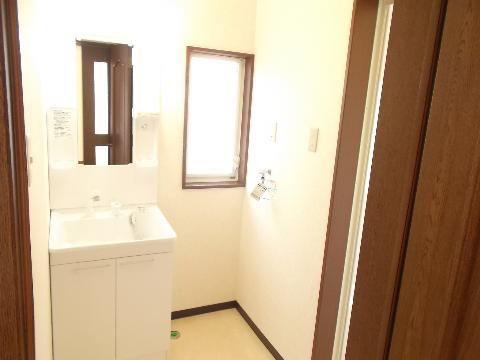 Wash basin, toilet. Washstand new goods exchange with shower, Cemented floor cushion floor, Already in place Paste Cross.