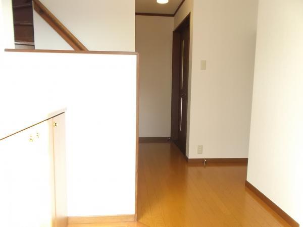 Entrance. Bright entrance hall with a saturation light. Floor flooring Uwabari, Already in place Paste Cross.