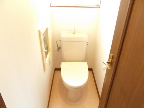Toilet. There is also a toilet on the second floor. Heating toilet seat exchange, Cemented floor cushion floor, Already in place Paste Cross.