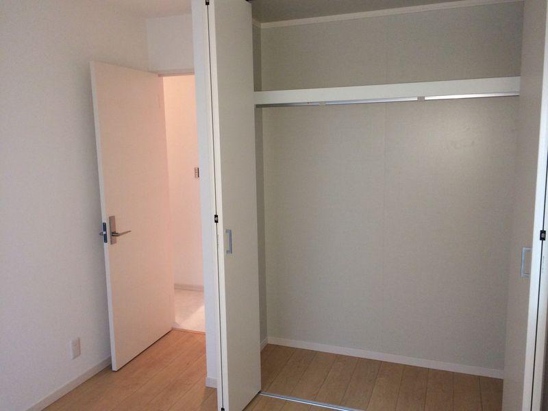 Non-living room. Western-style 5.25 Pledge storage