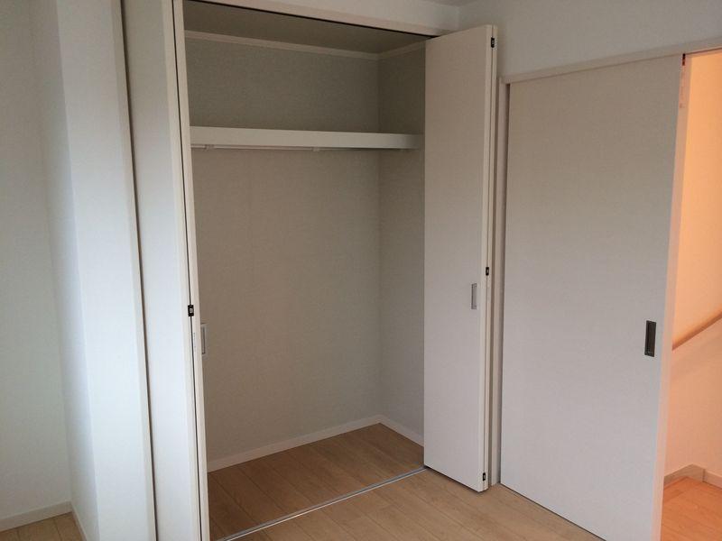 Non-living room. Western-style 5.25 Pledge storage