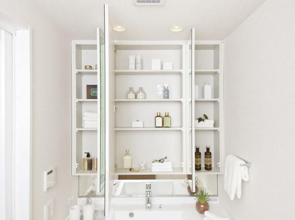 Bathing-wash room.  [Three-sided mirror housing] In vanity room, Installing a vanity with functional three-sided mirror. On the back side of the three-sided mirror There is also a storage space, It is very convenient because it can be stored and cosmetics.