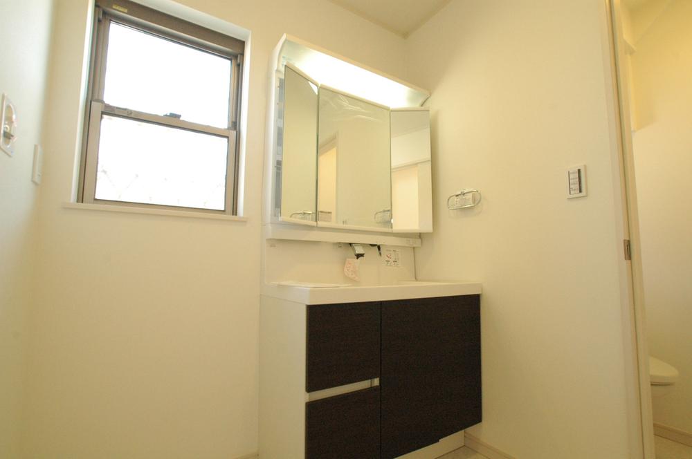 Wash basin, toilet. Indoor (10 May 2013) Shooting A Building