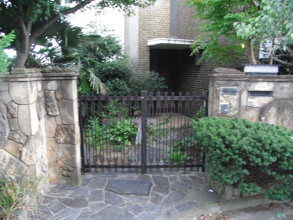 Local appearance photo. Gate