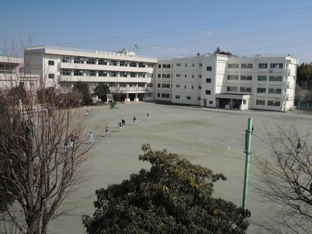 Junior high school. Minaminaruse 600m until junior high school