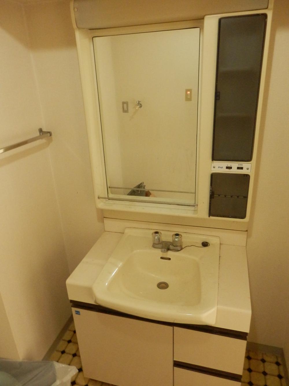 Wash basin, toilet. Indoor (12 May 2013) Shooting