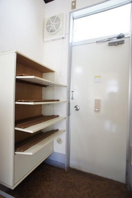 Entrance. It is a shoebox of a large capacity!