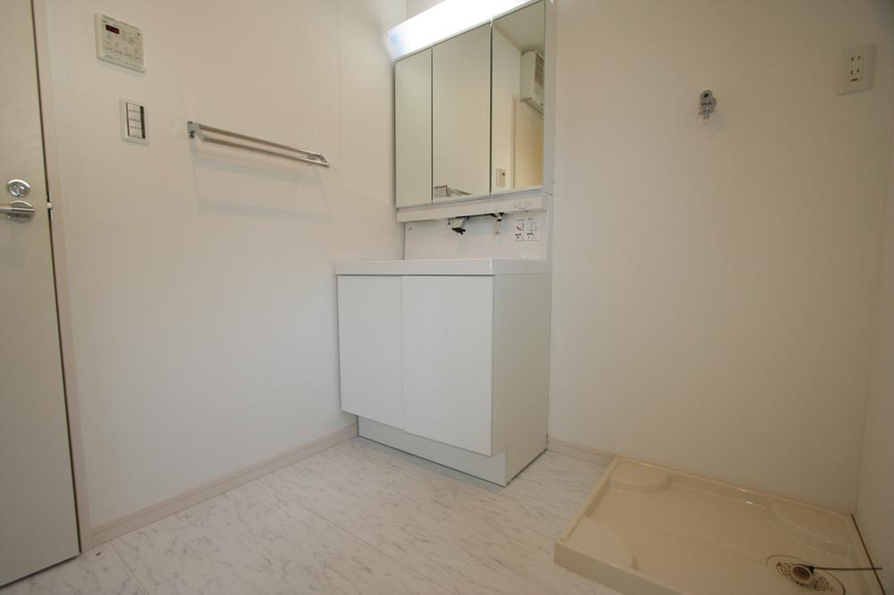 Wash basin, toilet. Local (12 May 2013) Shooting